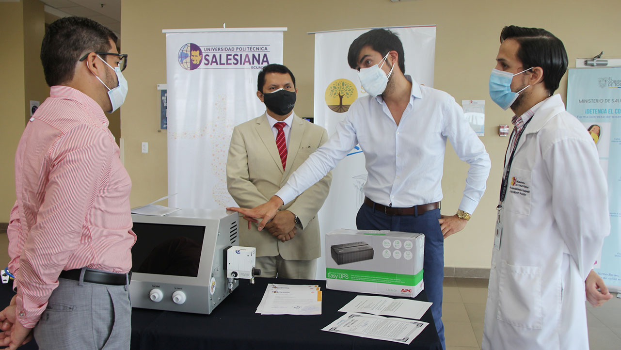 Bernardo Salgado durante la explicación del funcionamiento de los ventiladores mecánicos