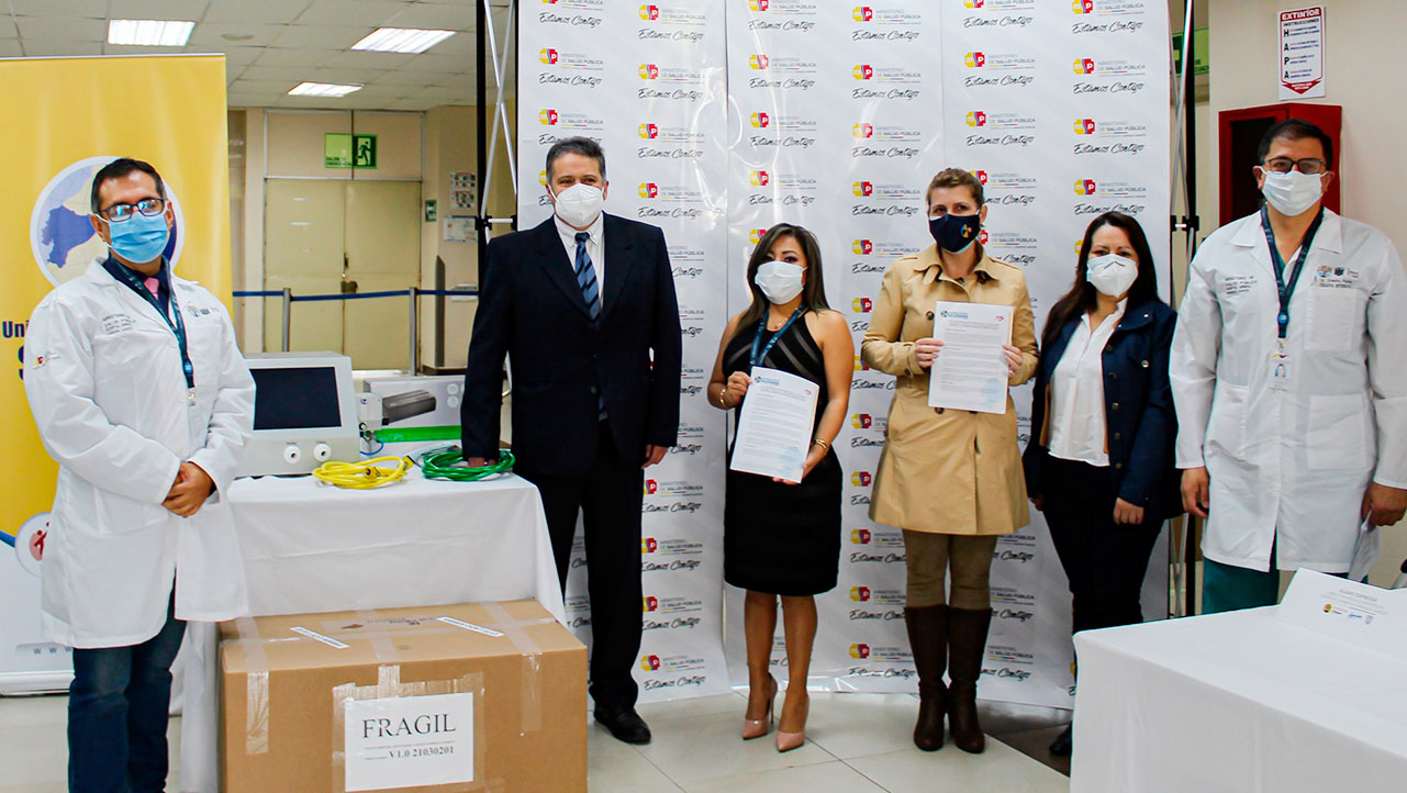 María Sol Villagómez hace la entrega de los ventiladores mecánicos en la ciudad de Quito