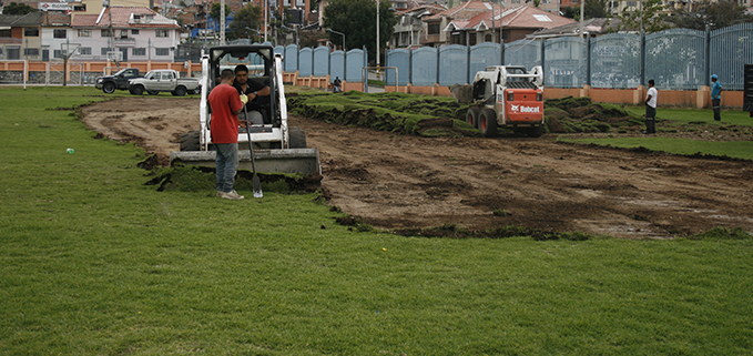 Movimiento de tierras para la instalación de la cancha de fútbol de material sintético.