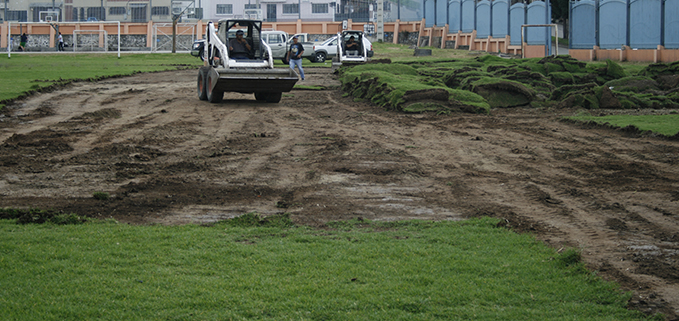 Movimiento de tierras para la instalación de la cancha de fútbol de material sintético.