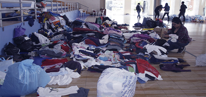 Estudiante de la Sede Cuenca acomodando la ropa donada para los damnificados del terremoto.