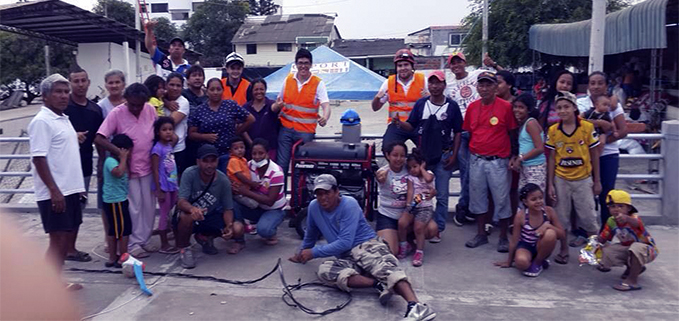 Estudiantes de Ingeniería Eléctrica con moradores de Bahía de Caráquez luego de finalizar su trabajo colaborativo.