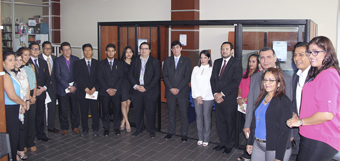 Docentes, estudiantes y autoridades de la UPS y del SRI durante la inauguración del Centro NAF