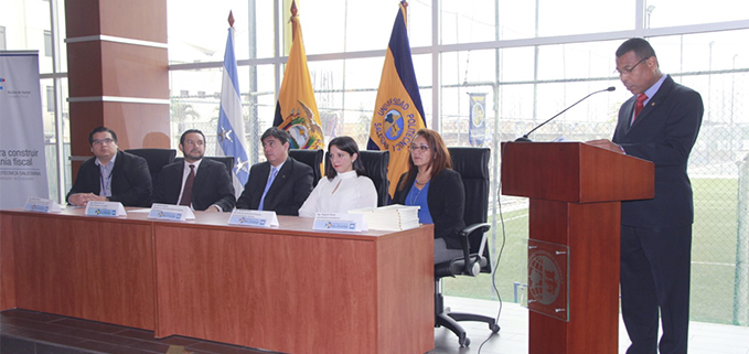 (De izq.): Ing. Fabián Villacrés; Ing. Johnny Alcívar, jefe de Planificación de la Zona 8 del SRI; Ec. Andrés Bayolo, Vicerrector UPS sede Guayaquil; Ing. Jackeline Achi, jefa de Asistencia