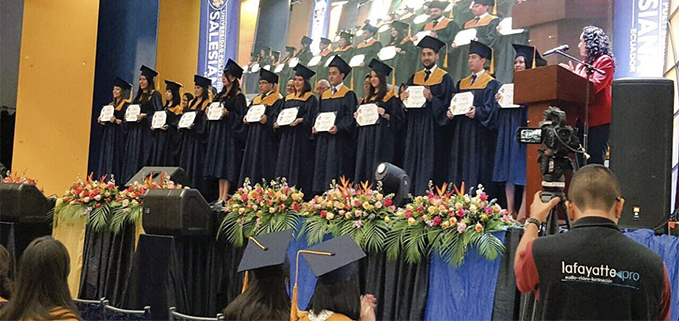 Entrega de títulos a los nuevos profesionales salesianos