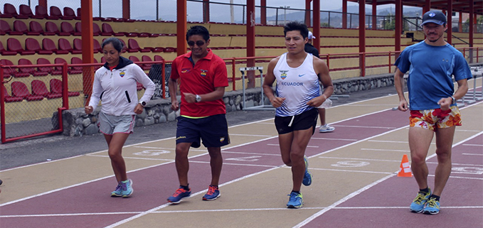 Magaly Bonilla (izq.) entrenando con el resto del equipo de marcha en la Pista Jefferson Pérez Quezada.