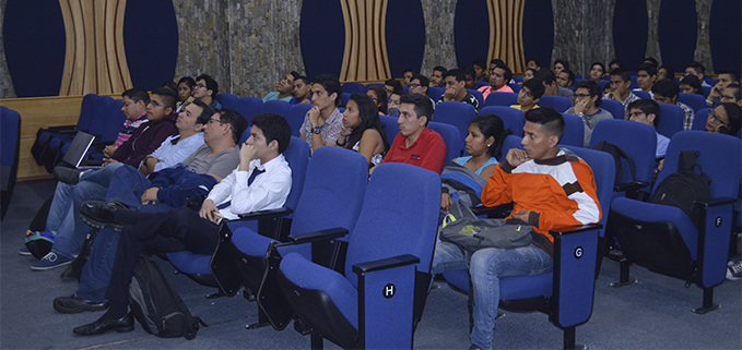 Estudiantes de la carrera de ingeniería electrónica durante el evento