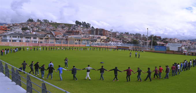 Estudiantes de Comunicación Social en la cancha del estadio Valeriano Gavinelli 