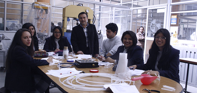 Grupo de estudiantes visitando los laboratorios de la Carrera de Ingeniería Mecánica.