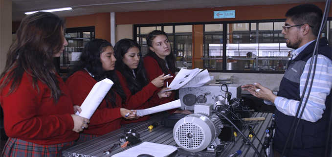 Estudiantes de la Unidad Educativa Salesiana María Auxiliadora en los diferentes laboratorios de la carrera de Ingeniería Mecánica.
