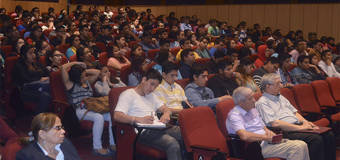 Estudiantes de las diversas carreras de la Sede Guayaquil en el conversatorio 