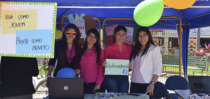 Estudiantes de la carrera de comunicación durante la EXPOCOM
