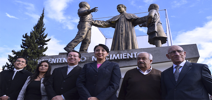 Autoridades con el monumento de Don Bosco. (de izq.) David Pacurucu, Norma Iliares, P. Juan Cárdenas, Ruth Caldas, Guillermo Argudo y P. Javier Herrán Gómez, sdb.