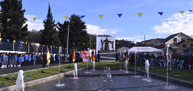 Bendición del monumento de Don Bosco por el Padre Benito Del Vecchio.