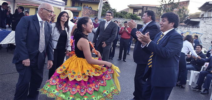 Autoridades de la UPS, de la Unidad Educativa Técnico Salesiano y del Municipio de Cuenca en los festejos de la inauguración.