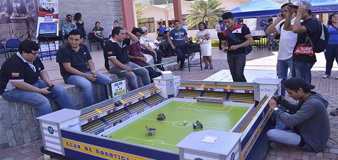 Competencia de robot soccer durante el concurso