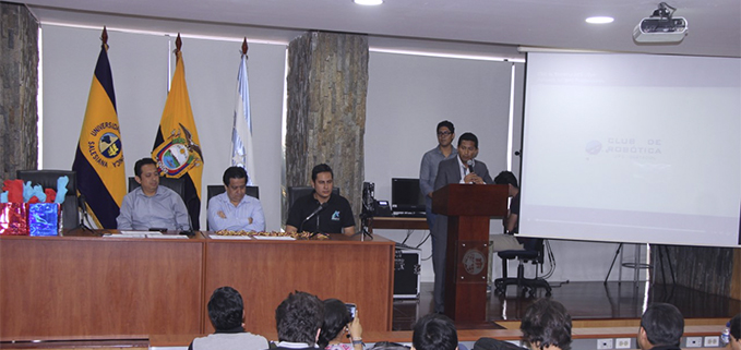 Estudiantes de la carrera de Ingeniería Electrónica de la Sede Guayaquil recibiendo sus premios