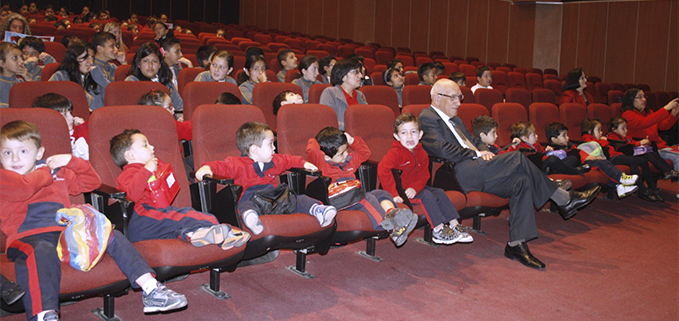 Padre Javier Herrán Gómez, Rector de la UPS, en la proyección de las películas con los niños asistentes al evento.