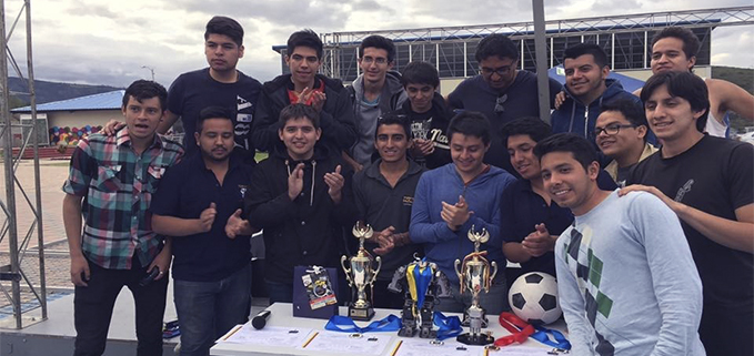 Estudiantes del Club de Robótica con los trofeos ganados en el Robot Games Zero Latitud 2016.