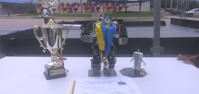 Robot arrow con la medalla de oro luego de consagrarse ganador de la categoría Carrera de humanoides