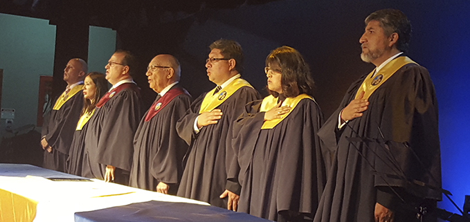 Mesa directiva presidida por el Rector de la UPS, en la ceremonia de la tarde