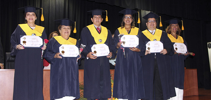 Profesionales recibiendo el título de la Especialidad en Culturas Juveniles y Contexto Escolar