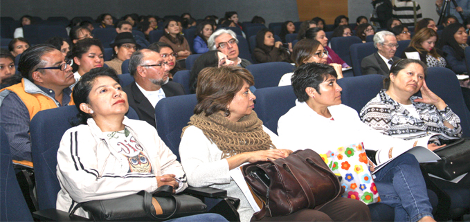 Profesores, estudiantes e investigadores en el Aula Magna Fray Bartolomé de las Casas, campus El Girón.