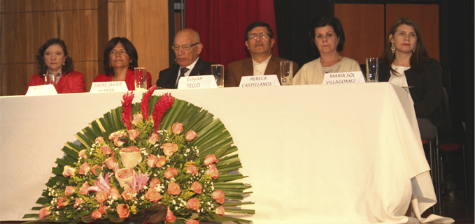 (izq.) Ma. Elena Ortiz, Magaly Robalino, P. Javier Herrán, Edgar Tello, Rebeca Castellanos y Ma. Sol Villagómez en la inauguración del seminario.