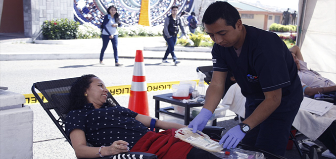 Ing. Bertha Tacuri, directora de la carrera de Ingeniería de Sistemas donando sangre para los damnificados del terremoto.