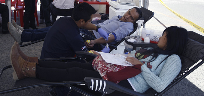 El docente Leonel Soto Alemán y a la estudiante Sandra Gutama, de la carrera de Comunicación Social, fueron los primeros en donar la sangre.