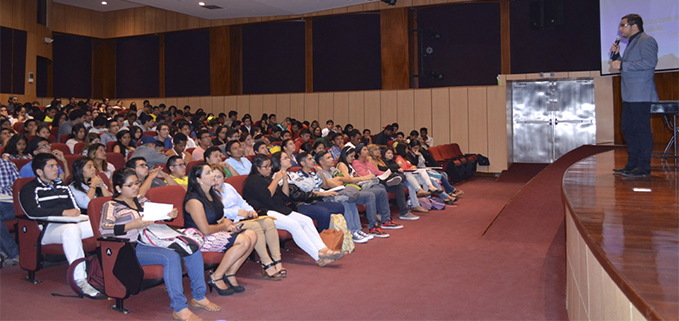 Estudiantes, egresados y graduados participantes del evento