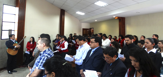 Docentes y trabajadores de la Sede Cuenca participando de la Celebración Eucarística realizada en la en la Capilla Universitaria.