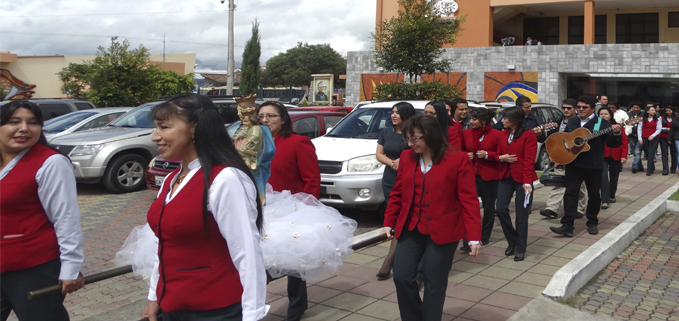 Comunidad universitaria de la UPS en la procesión con la imagen de la Virgen María Auxiliadora en la Sede Cuenca.