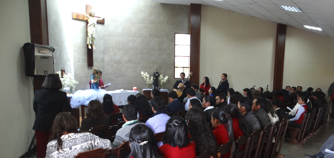 Docentes y trabajadores de la Sede Cuenca participando de la Celebración Eucarística realizada en la en la Capilla Universitaria.