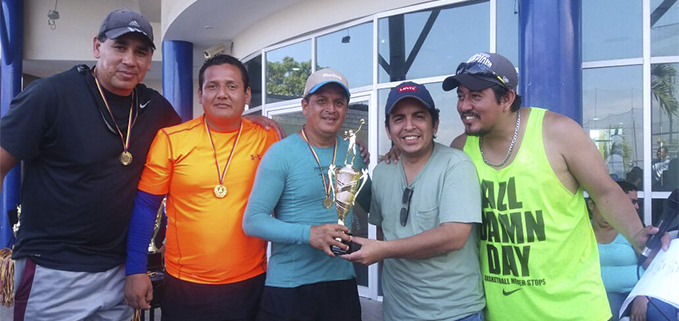 Representantes de Cultura Fisca recibiendo el trofeo de primer lugar en ecuavoley