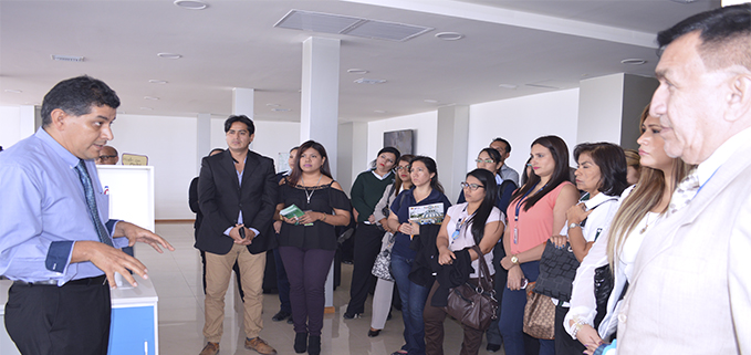 MSc. Marcos Millán presentando el espacio del Coworking UPS a las empresas visitantes