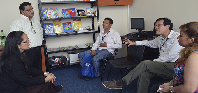 Jimmy Coloma, coordinador provincial del Consejo Nacional para la Igualdad de Discapacidades (CONADIS) conversando con la MSc. Alice Naranjo (izq.)