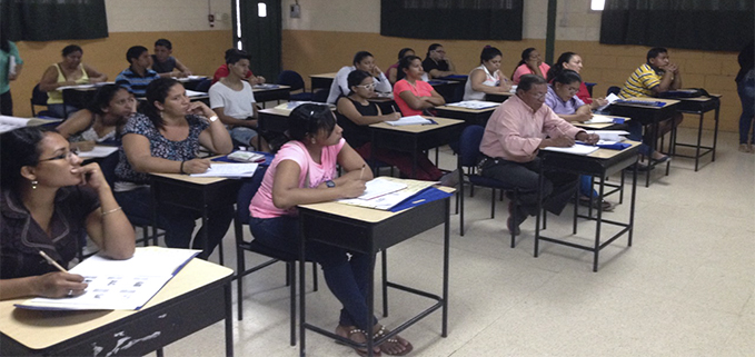 Jóvenes recibiendo las capacitaciones de emprendimiento y negocios