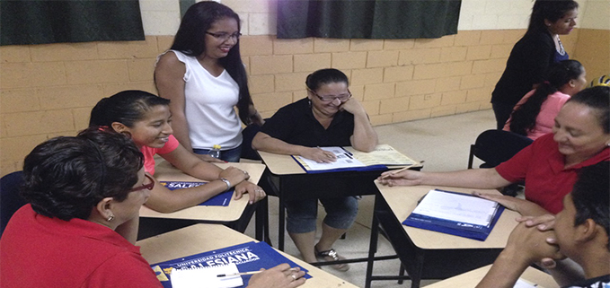 Estudiantes de la sede Guayaquil junto a los jóvenes de los Talleres de la Casa Don Bosco durante la capacitación