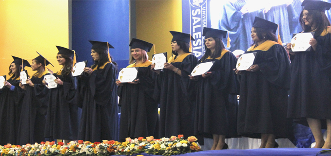 Entrega de títulos a profesionales de la carrera de Psicología.