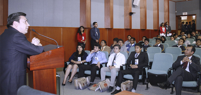 Ph.D. Walter Orozco en la presentación de su artículo.