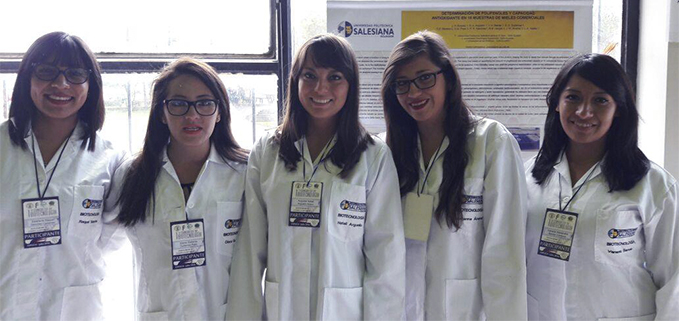 Estudiantes de la carrera de Biotecnología de los Recursos Naturales ganadoras del primer y segundo lugar en concurso de posters