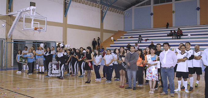 Algunos de los equipos participantes en la ceremonia inaugural de las Jornadas Deportivas Internas.