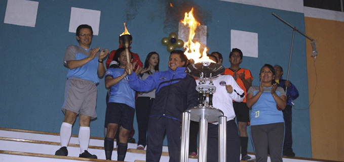 Encendido de la Tea de las Jornadas Deportivas Internas 2016 por parte de Paúl Chazi del equipo Chauchas.