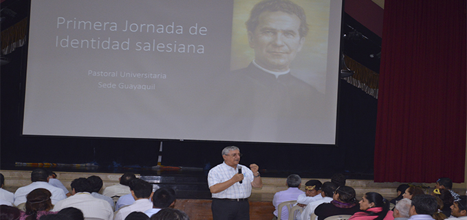 El P. Luciano Bellini durante la capacitación