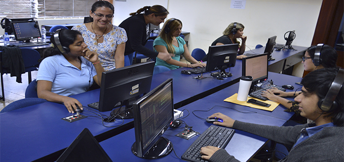 MSc. Susan Escobar (c) junto a los estudiantes realizando la postproducción de las capsulas informativas