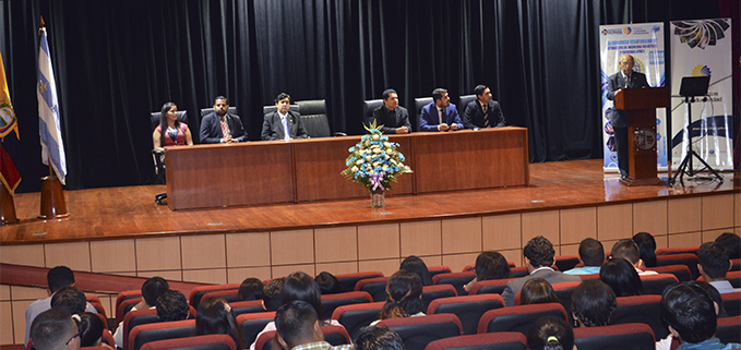 Padre Javier Herrán, Rector de la UPS, durante su intervención