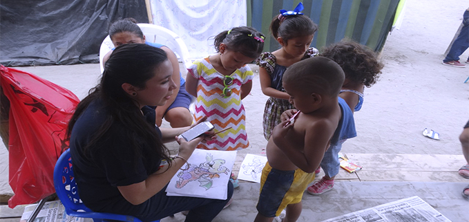Daniela Garzón, asistente de comunicación y cultura, realizando dibujos con los más pequeños.