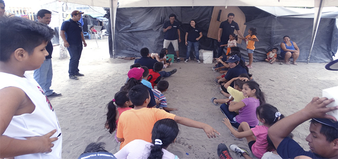 Estudiantes voluntarios realizando juegos con los niños y niñas de los sectores visitados.