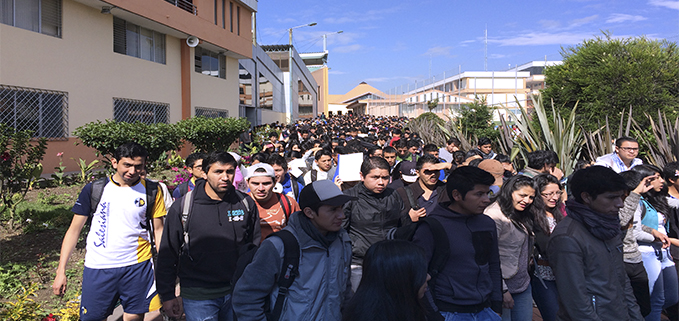 Traslado de la comunidad universitaria al punto de encuentro.